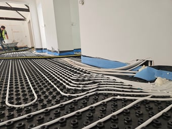 Underfloor heating and screed edging strip